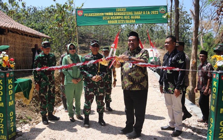 Bupati Blora Arief Rohman dan Dandim 0721 Blora Letkol  Czi Yuli Hartanto meresmikan jembatan karya TMMD Sengkuyung tahap II.