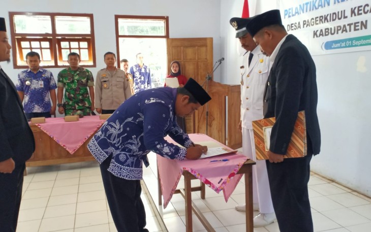 Danramil 0801/09 Sudimoro saat Hadiri Pelantikan Pengambilan Sumpah Kepala Dusun Krajan