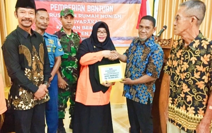 Kepala dinas BPBD Bintan Ramlah di dampingi sekcam dan Babinsa dan pos Al saat penyerahan bantuan secara simbolis.