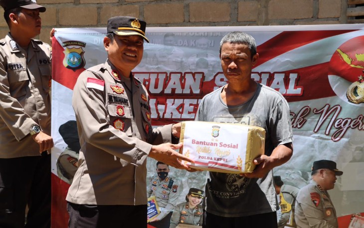 Polres Bintan saat Berikan Paket Sembako Bapokting Kepada Masyarakat Kurang Mampu