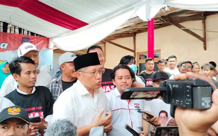 Anas Urbaningrum di sela-sela menjenguk ibunya di Kampung Ngaglik, Kecamatan Srengat, Kabupaten Blitar, Rabu (12/4/2023).