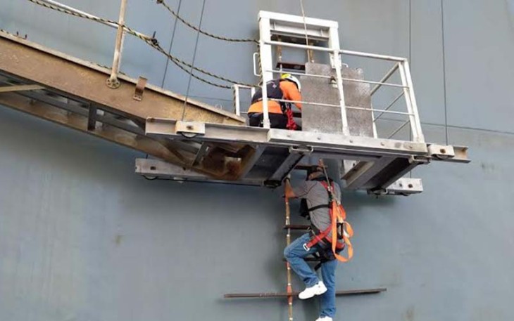 Proses Evakuasi WNA dari Kapal Bendera Portugal