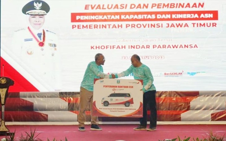 Penyerahan CSR secara simbolis oleh Direktur Manajemen Risiko bank Jatim, Eko Susetyono kepada Direktur RSUD Mohammad Noer Pamekasan Nono Ifantono dan disaksikan langsung oleh Gubernur Jawa Timur Khofifah Indar Parawansa bersama ratusan ASN dalam acara Sapa ASN Sewilayah Kerja Bakorwil IV Pamekasan pada hari Rabu (23/8/2023).