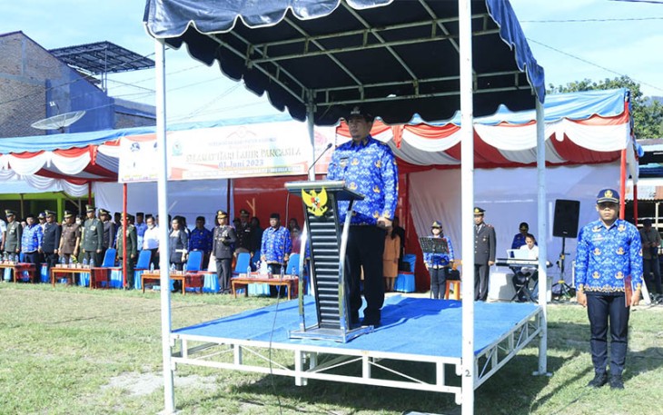 Bupati Samosir Vandiko Gultom bertindak sebagai Inspektur Upacara