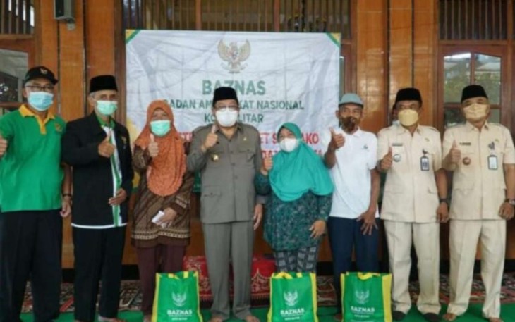 Walikota Blitar Santoso Tasyarufkan Bantuan ke Warganya Bersama Baznas Kota Blitar