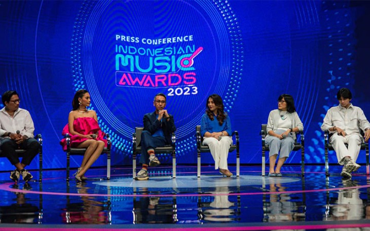 CEO Nuon Aris Sudewo (ketiga dari kiri) bersama Programming & Acquisition Director RCTI Dini Putri (ketiga dari kanan), Head of Production RCTI Imelda Sinaga (kedua dari kanan), serta para perwakilan nominee IMA 2023 dalam acara press conference di Jakarta, beberapa waktu yang lalu.