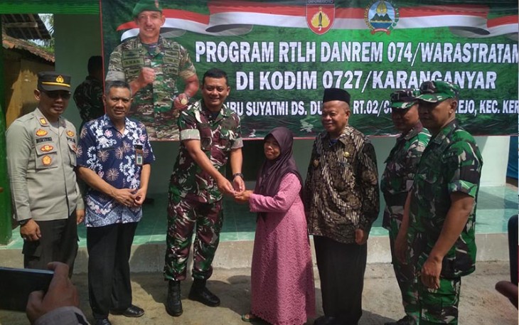Dandim 0727/Karanganyar, Letkol Infanteri Andri Army Yudha Ardhitama, menyerahkan kunci rumah bangunan baru kepada Suyatmi (64), Selasa (21/3/2023) pagi.
