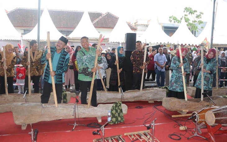 Dandim Dampingi Bupati saat Buka Acara Tulungagung Batik On The Street Tahun 2023