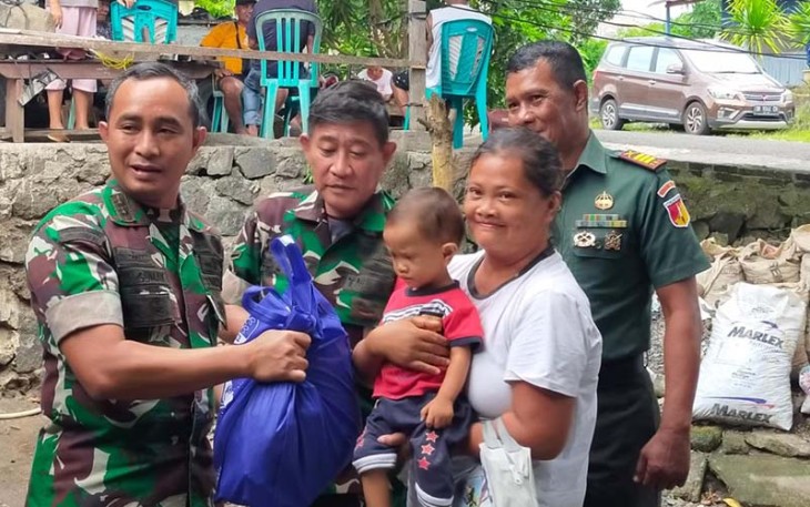 Dandim 1310/Bitung saat memberikan bantuan kepada anak asuh Stunting