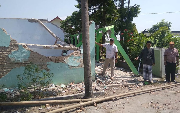 Anggota DPRD Blora Komisi C Darwanto dan Warsit meninjau lokasi proyek SDN Gadon kecamatan Cepu kabupaten Blora.