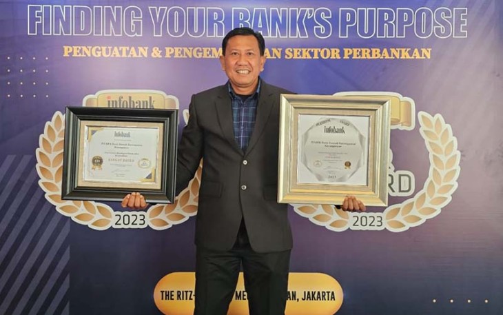 Direktur Utama PD BPR Bank Daerah Karanganyar, Haryono saat menerima piagam penghargaan Platinum Award Infobank 2023, di The Ritz Charlton Mega Kuningan Jakarta, Jumat (25/8/2023). Foto : Istimewa.