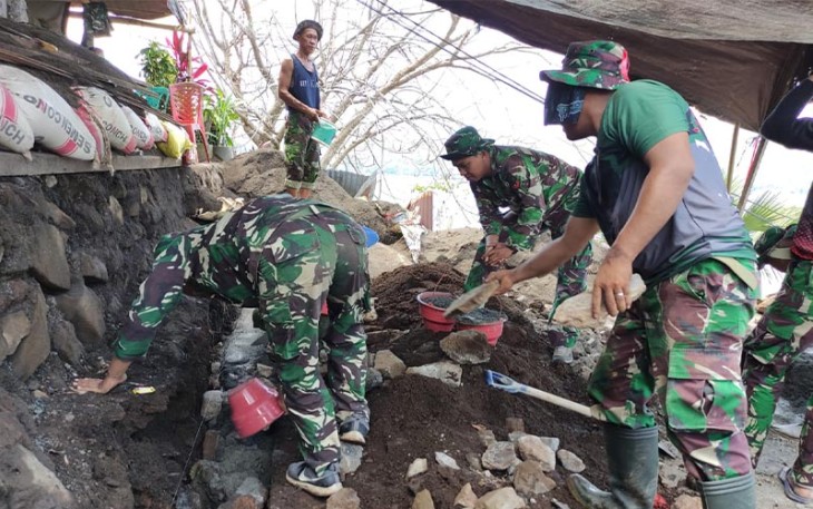 Satgas TMMD Ke-116 Kodim 1310/Bitung saat memasang baru pondasi RTLH