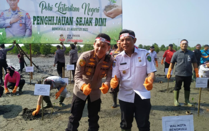 Wawali Ikut Tanam 2000 Bibit Mangrove di Teluk Sepang 
