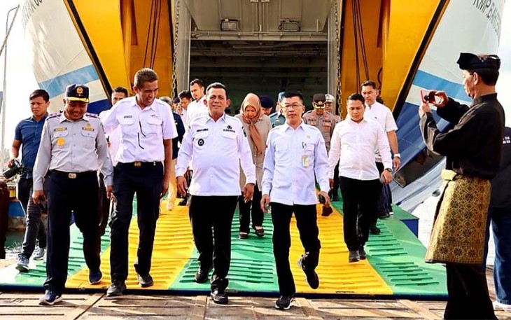Gubernur Kepulauan Riau H. Ansar Ahmad saat tinjau kapal 