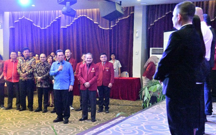 Gubernur H Ansar Ahmad saat lantik DPW PMNBI Kepri