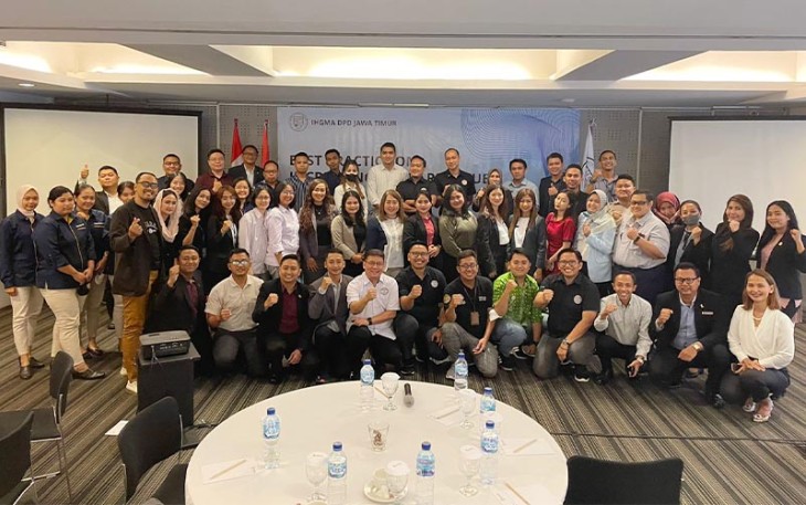 Peserta seminar bertajuk " Best Practice on Increasing Hotel Revenue and Guest Satisfaction" saat foto bersama   di Artotel TS Suite Surabaya.