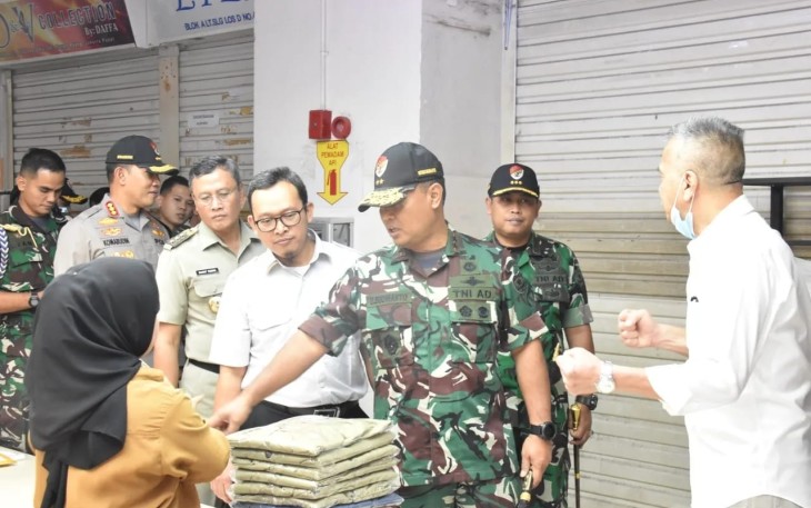 Pangdam Jaya Mayjen TNI Untung Budiharto bersama gubernur DKI Jakarta Anies Baswedan saat berdialog dengan pedagang di Pasar Tanah Abang Jakarta Pusat, Senin (2/1)