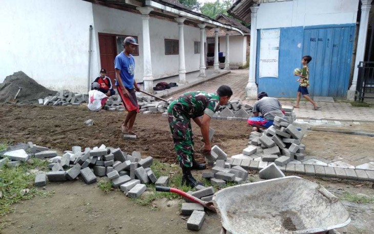 Pavingisasi Jalan di Desa Bendorejo