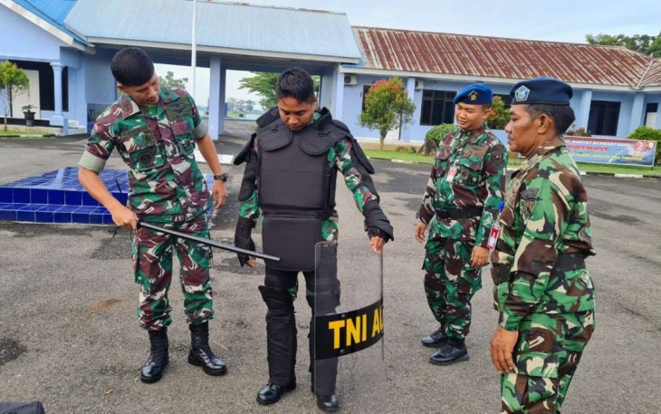 Danlanud Sugiri Sukani Letkol Pnb Supardo Butarbutar saat pengecekan kelengkapan PHH, Senin (9/1)