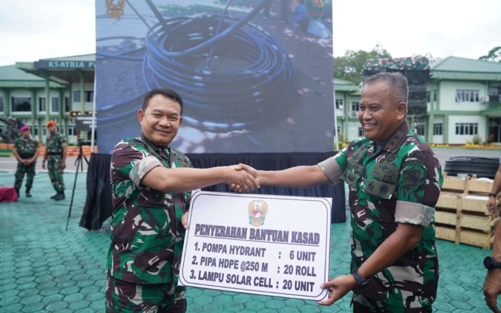 Kasad Jenderal TNI Dudung Abdurachman saat menyerahkan secara simbolis Pompa Hydrant, Pipa dan Lampu Solar Cell ke Kodam XVII/Cenderawasih