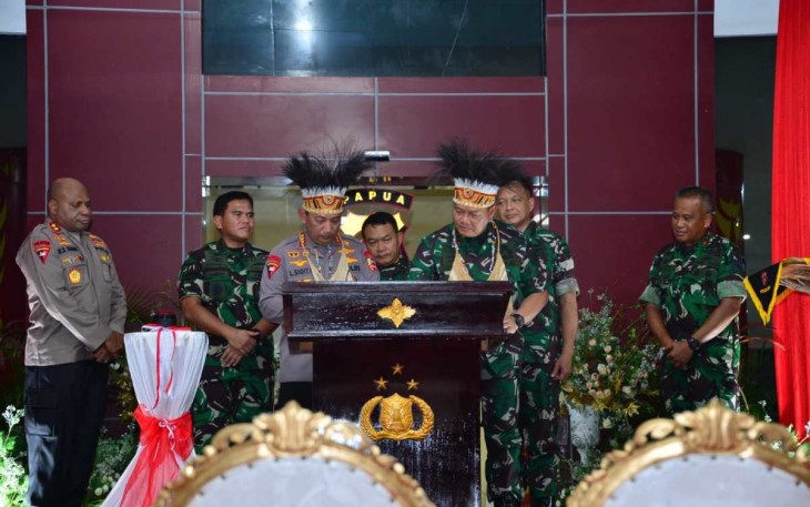 Kasal Laksamana TNI Muhammad Ali saat mendampingi Panglima TNI Laksamana Yudo Margono resmikan gedung Polda Papua