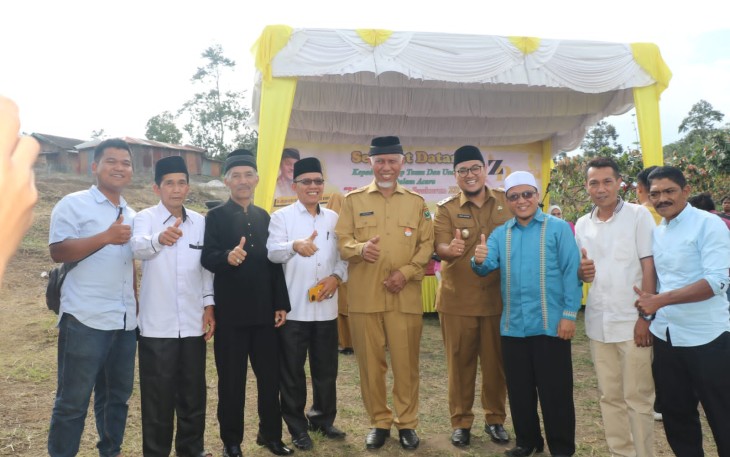 Gubernur Sumbar Mahyeldi meresmikan usaha peternakan Ayam Potong potong dengan sistem blower.