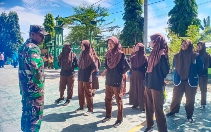 Sertu Anggoro saat melatih PBB 