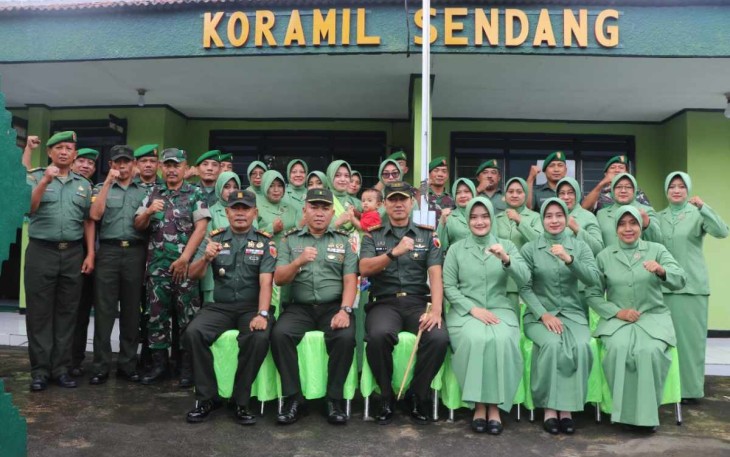 Dandim 0807/Tulungagung Letkol Czi Nooris Agus Rinanto bersama anggota Koramil 17/Sendang