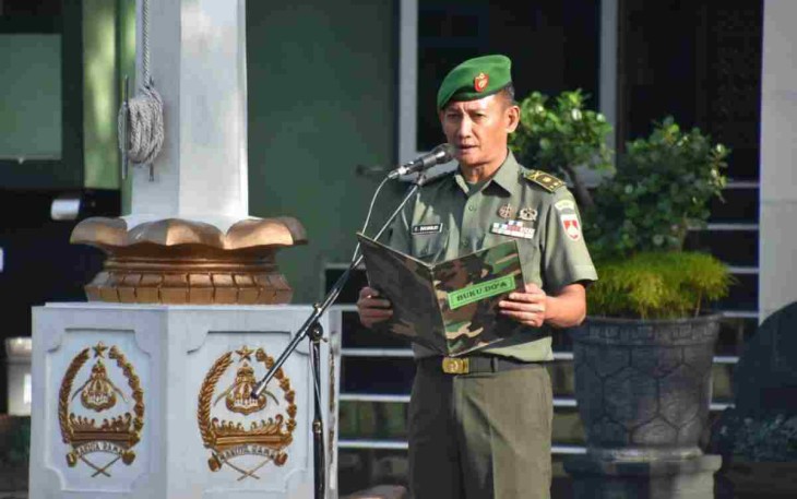 Mayor Inf Sugih Raharjo saat mempimpin apel pagi di halaman Makorem 073/Mkt