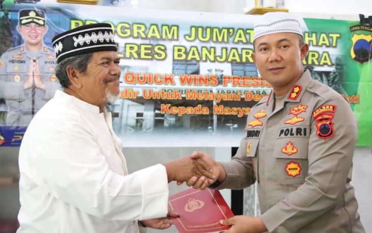 Kapolres Banjarnegara AKBP Hendro Yulianto saat memberikan bantuan dalam Jum'at Curhat 