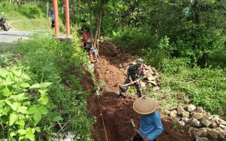 Gotong royong bangun tanggul bersama warga binaan 