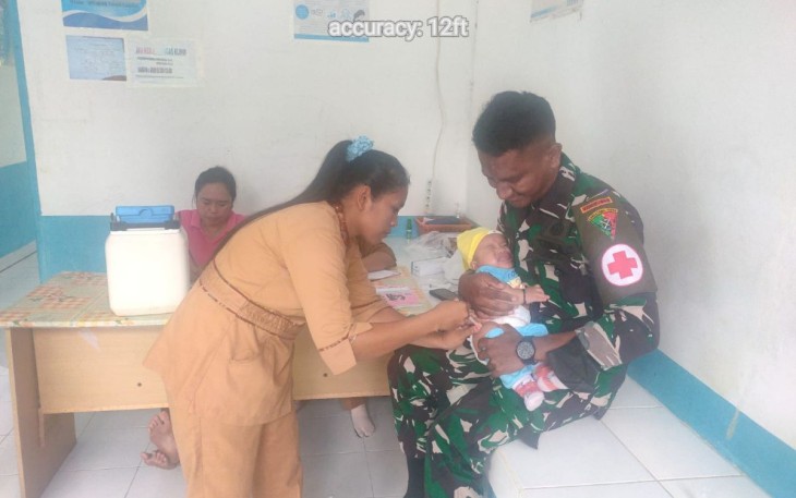 Satgas Yonif 645/Gty bantu imunisasi anak perbatasan 