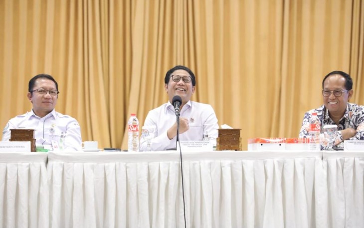 Abdul Halim Iskandar Menteri Desa, PDT, dan Transmigrasi  didampingi Sekjen Kemendes PDTT Taufik Madjid, Dirjen Pembangunan Desa dan Perdesaan Sugito, Kepala Pusat Data dan Informasi Ivanovich Agusta, Staf Khusus Mendes PDTT Abdul Malik Haramain berdialog dengan para kepala desa  Se-Kabupaten Jombang, Jawa Timur di Kantor Kemendes PDTT, Senin (16 Januari  2023)