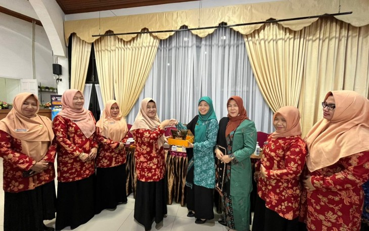 Ketua TP.PKK Kabupaten Limapuluh Kota menerima kunjungan kerja rombongan DWP Kabupaten Bener Meriah Provinsi Aceh di Rumah Dinas Bupati Limapuluh Kota.