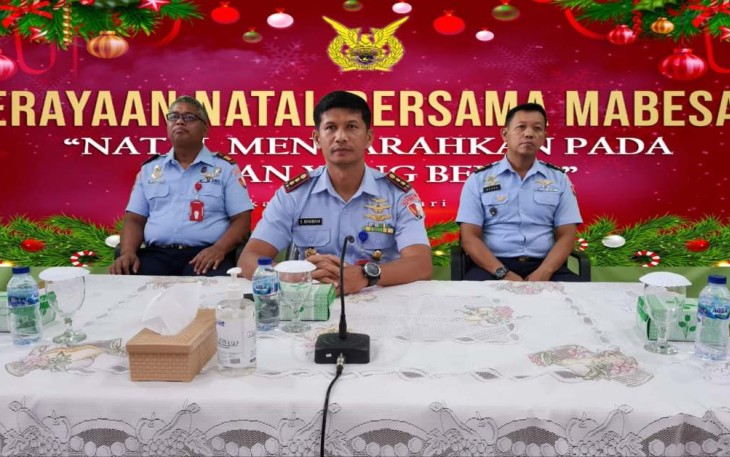 Danlanud Sugiri Sukani Letkol Pnb Supardo Butarbutar saat mengikuti perayaan Natal secara virtual 