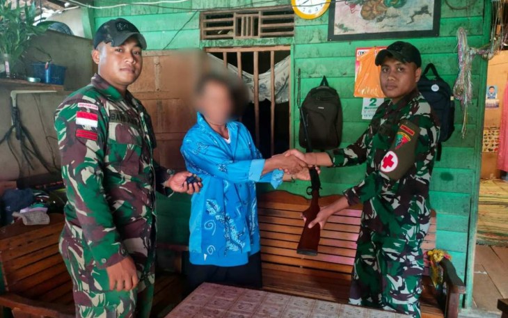 Satgas perbatasan menerima senpi rakitan warga dengan sukarela 