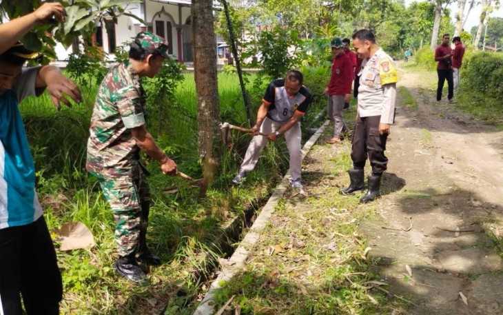 Bersihkan lingkungan bersama warga binaan 