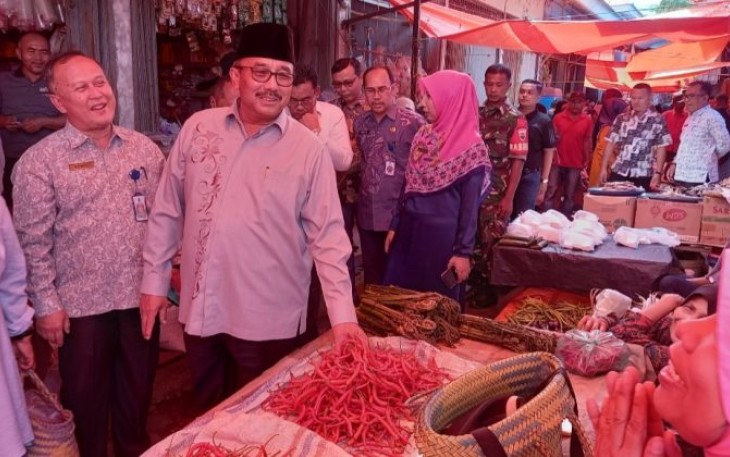 Bupati Pasaman saat berkunjung ke Pasar Kumpulan