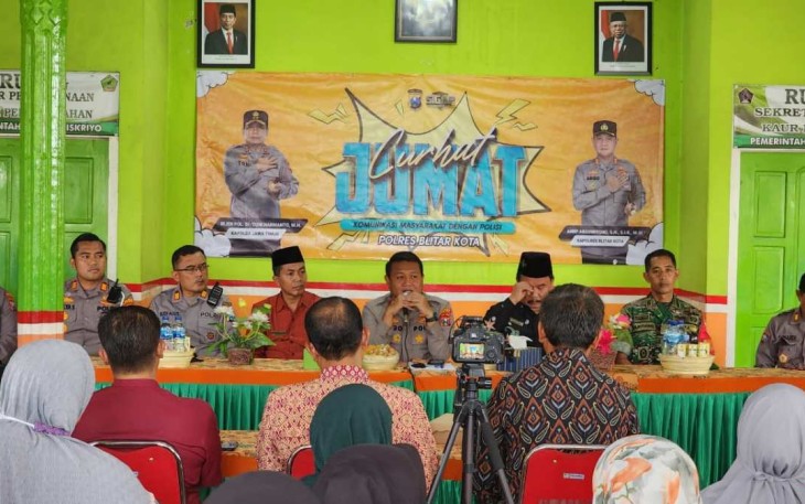 Kapolres Blitar Kota AKBP Argowiyono saat Jum'at Curhat 