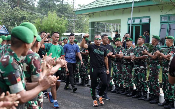 Pangdam Hasanuddin Mayjen TNI Dr. Totok Imam Santoso saat mengunjungi Yonzipur 8/SMG dengan berlari