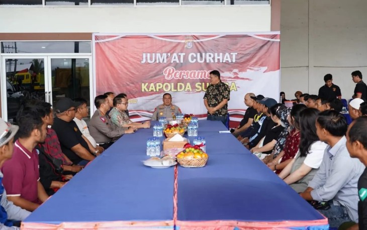 Kapolda Sultra Irjen Drs Teguh Pristiwanto saat Jum'at curhat bersama masyarakat 