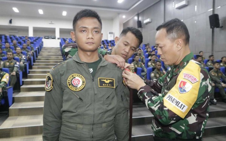 Danlanud Iswahjudi Marsekal Pertama TNI Irwan Pramuda saat menyematkan latihan Survival Dasar