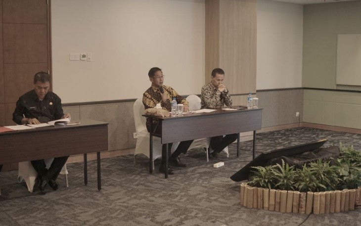 Wakil Walikota Bitung kedua kanan menggunakan baju batik saat menyampaikan paparannya.