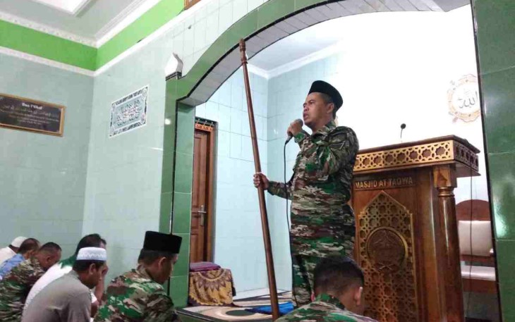 Sholat jumat di masjid At Taqwa Makorem 073/Mkt 
