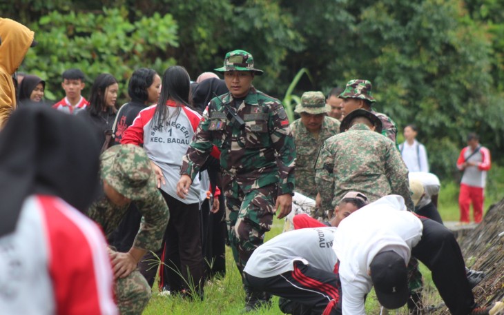 Karya bakti bersama pelajar di perbatasan 