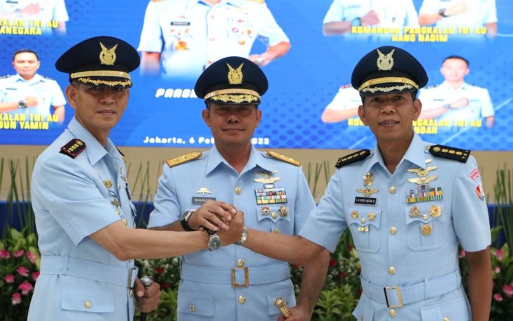 Pangkoopsud I Marsda TNI Bambang Gunarto bersama Danlanud Husein Sastranegara Kolonel Pnb Ardi Syahri usai sertijab 