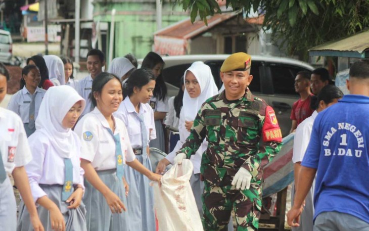 Karya bakti bersama pelajar di perbatasan 