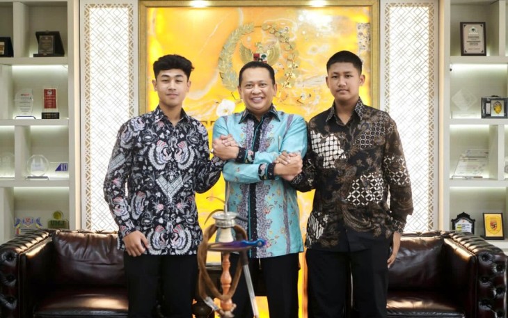 Bambang Soesatyo bersama pembalap muda Indonesia 