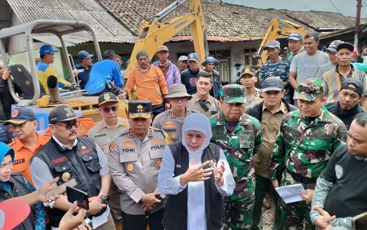 Kapolda Jatim Irjen Pol Toni Harmanto saat meninjau lokasi banjir