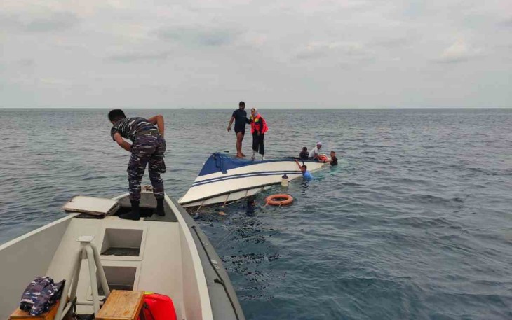 Evakuasi speed boat yang mengalami laka laut